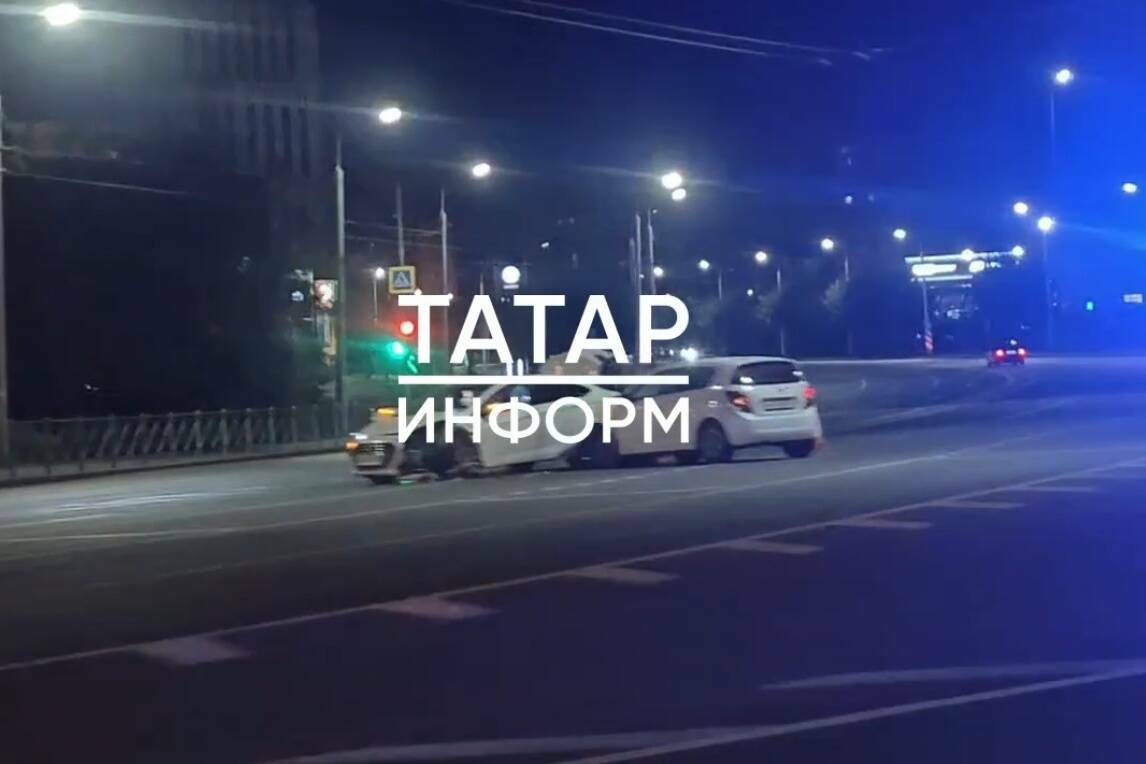 Ночью в Казани у «Тандема» столкнулись две легковушки, одна из них задымилась