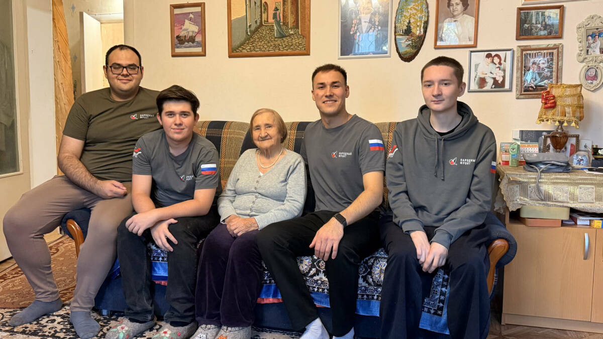 Активисты Молодежки Народного фронта помогли 95-летней труженице тыла