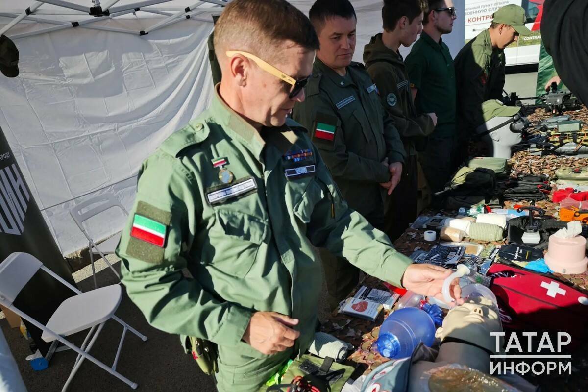 Инструктор центра «ВОИН» на Дне республики показал, как спасают жизни в зоне СВО