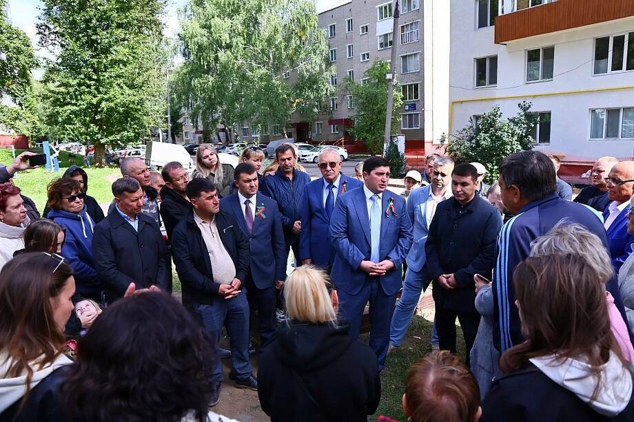 В Нижнекамске жители пострадавшего после атаки БПЛА дома возвращаются в квартиры