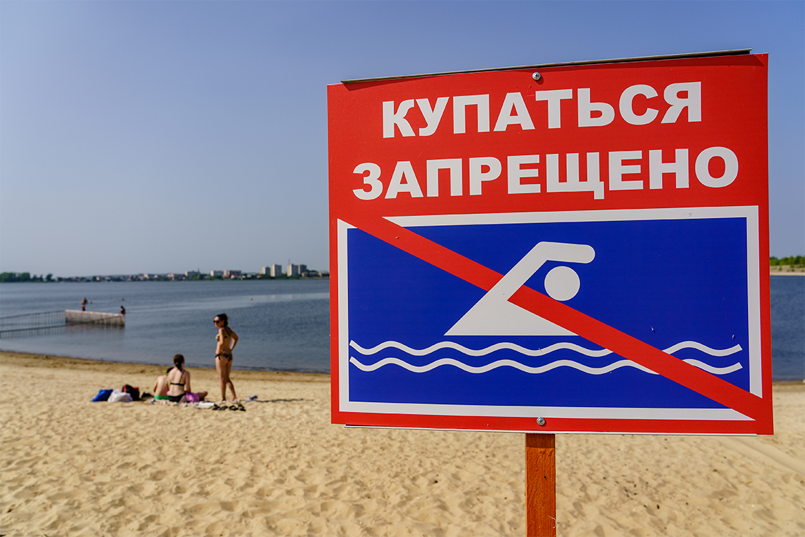 Катание на питбайках и электросамокатах, тепловые и солнечные удары, окна с москитными сетками, купание в неразрешенных местах, покупка арбузов и дынь у сомнительных торговых точках – татарстанцам рассказали о рисках для детей в период летних каникул, а также о том, как избежать трагедий.
