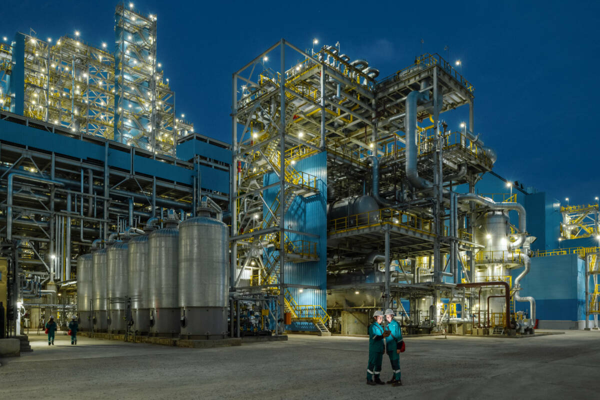 Мировая нефтехимия в этом году переживала настоящий шторм: закрытие Ормузского пролива, китайский импорт задавил шинный рынок, а российское производство синтетических каучуков упало почти на 8%. Несмотря на сложную конъюнктуру «Нижнекамскнефтехим» во втором квартале заработал 7,1 млрд рублей чистой прибыли. Как это получилось, – в нашем обзоре.