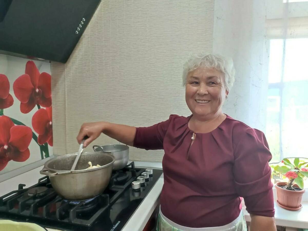 Волонтер из Лениногорска готовит чак-чак для участников СВО