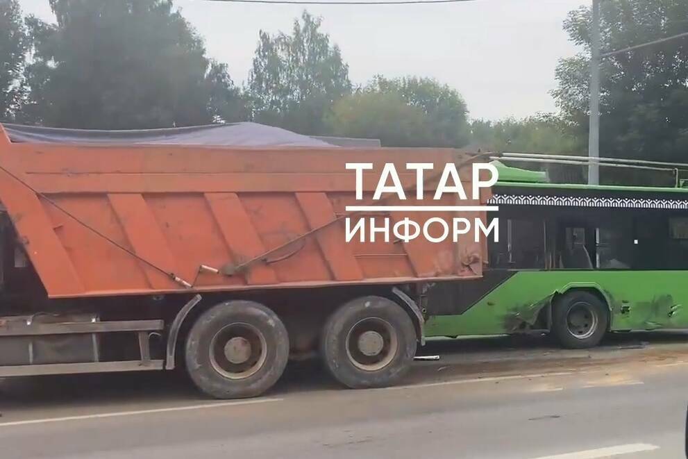 Троллейбус и грузовик столкнулись на Фермском шоссе, собралась огромная пробка