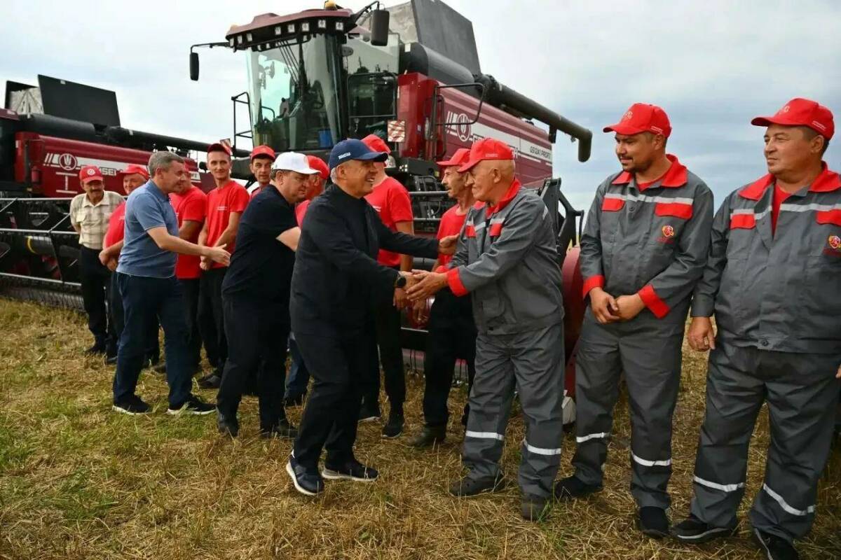 Минниханов оценил ход уборки урожая в Нурлатском районе
