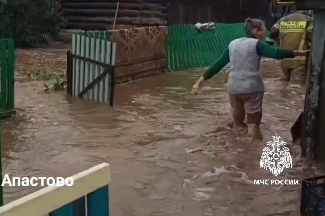 Ливень затопил дороги, участки и дома в Апастово – потоп сняли на видео