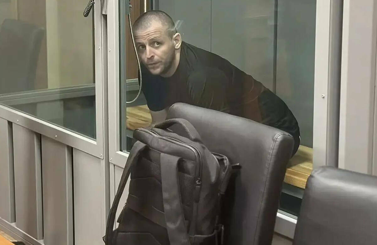 В Казани стартовал суд над 21-летним курьером мошенников, который забирал у обманутых пенсионеров их накопления. На скамье подсудимых и его подельник – оператор сим-бокса, благодаря стараниям которого в различные ведомства республики поступали ложные сообщения о минировании. Подробности в репортаже «Татар-информа» из зала суда.