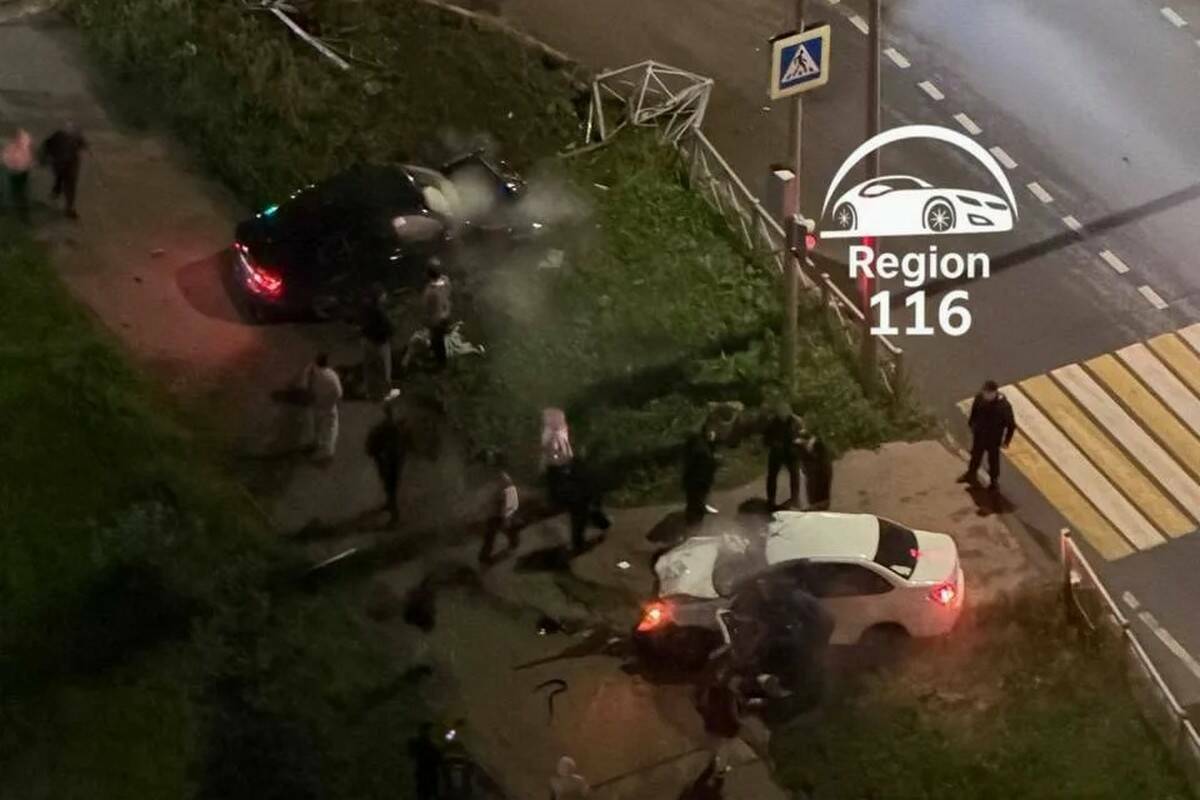 BMW и «Лада» вылетели с дороги после столкновения в Казани, четверо пострадавших