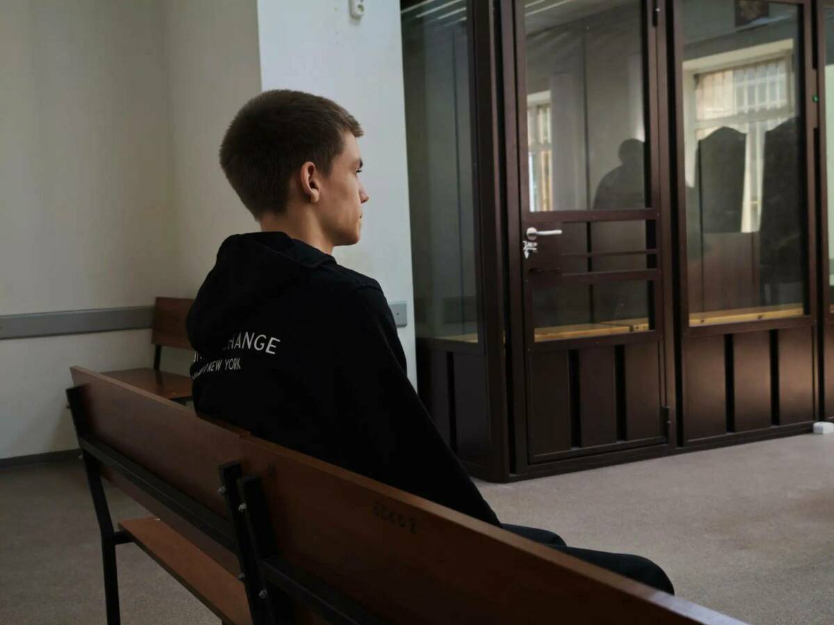 Обвинение просит отправить в колонию 19-летнего Булата Сайфуллина, который вместе с товарищем работали операторами сим-бокса. Они успели всего несколько дней попереставлять сим-карты, а потом их задержали. Как мошенники вербуют операторов, как Сайфуллин объяснил, почему согласился на эту работу и куда делся его подельник – узнавал «Татар-информ».