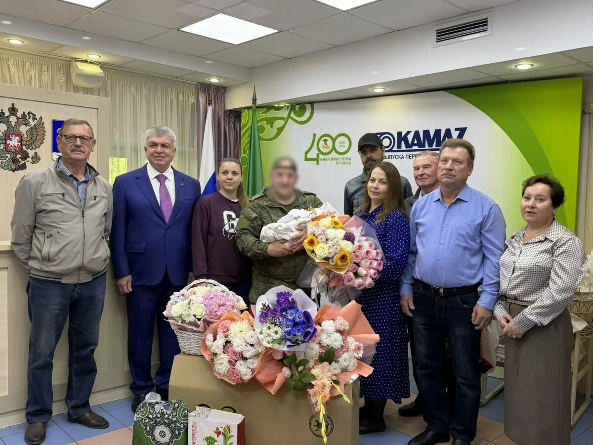 Семью участника СВО из Челнов поздравили с рождением первенца