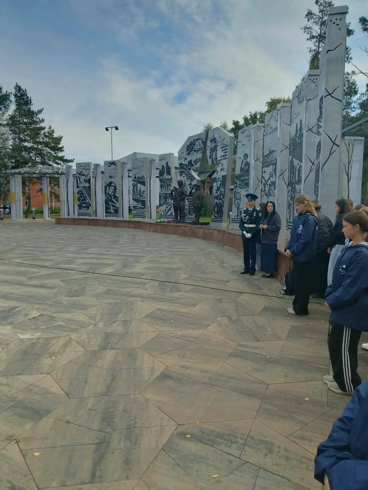 В Усть-Каменске открыли памятник Герою РФ Гимранову и другим погибшим летчикам