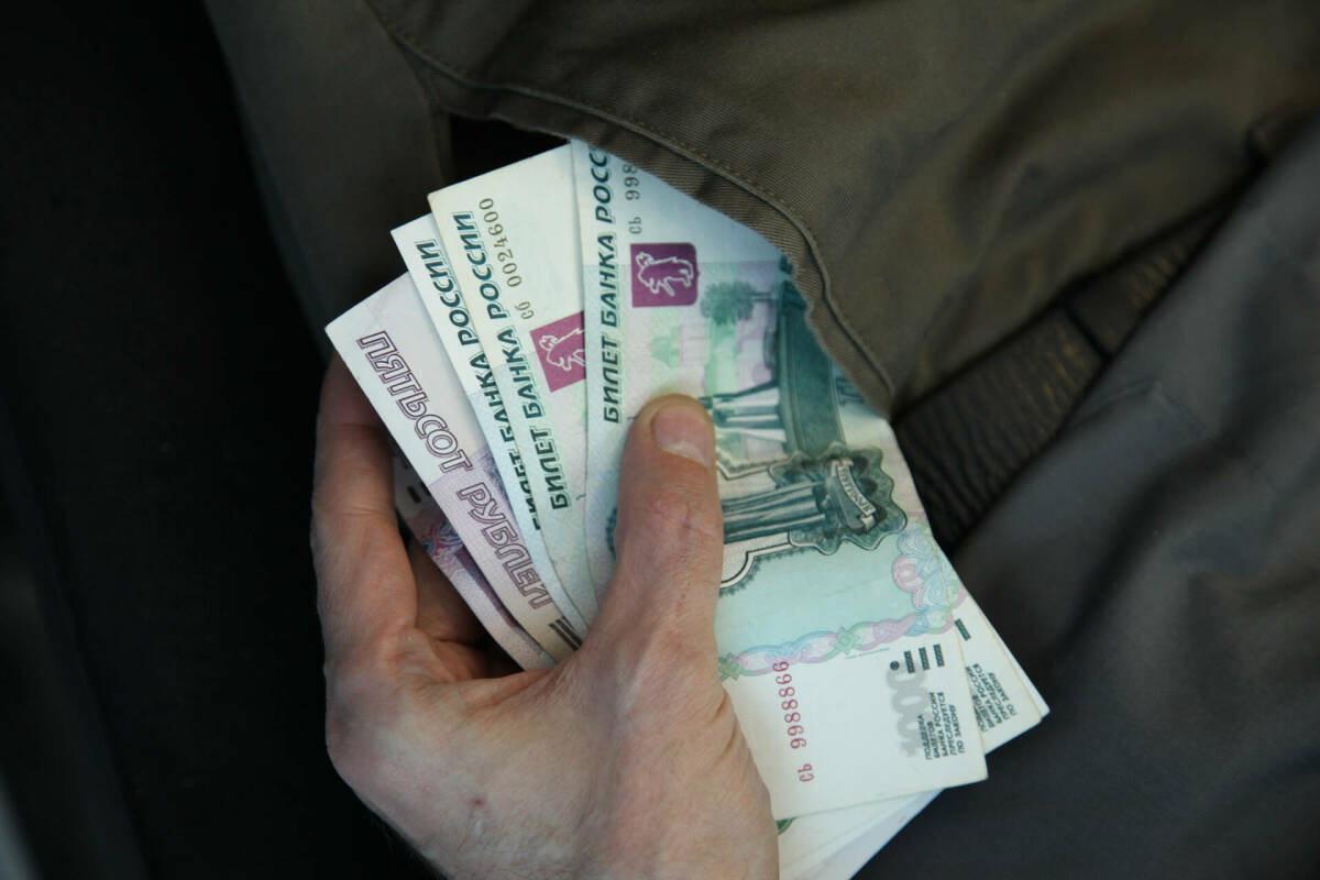 В Казани стартовал суд над парнем и девушкой, которые приехали в Казань из других регионов, чтобы подработать курьерами мошенников. Обоим им по 22 года, оба уверяют – не понимали, что участвуют в обмане. Теперь обоим грозят немалые сроки лишения свободы.