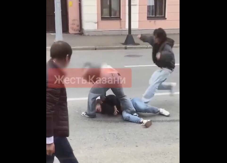 «Лежачего, еще и ногами!»: избиение парня в центре Казани сняли на видео