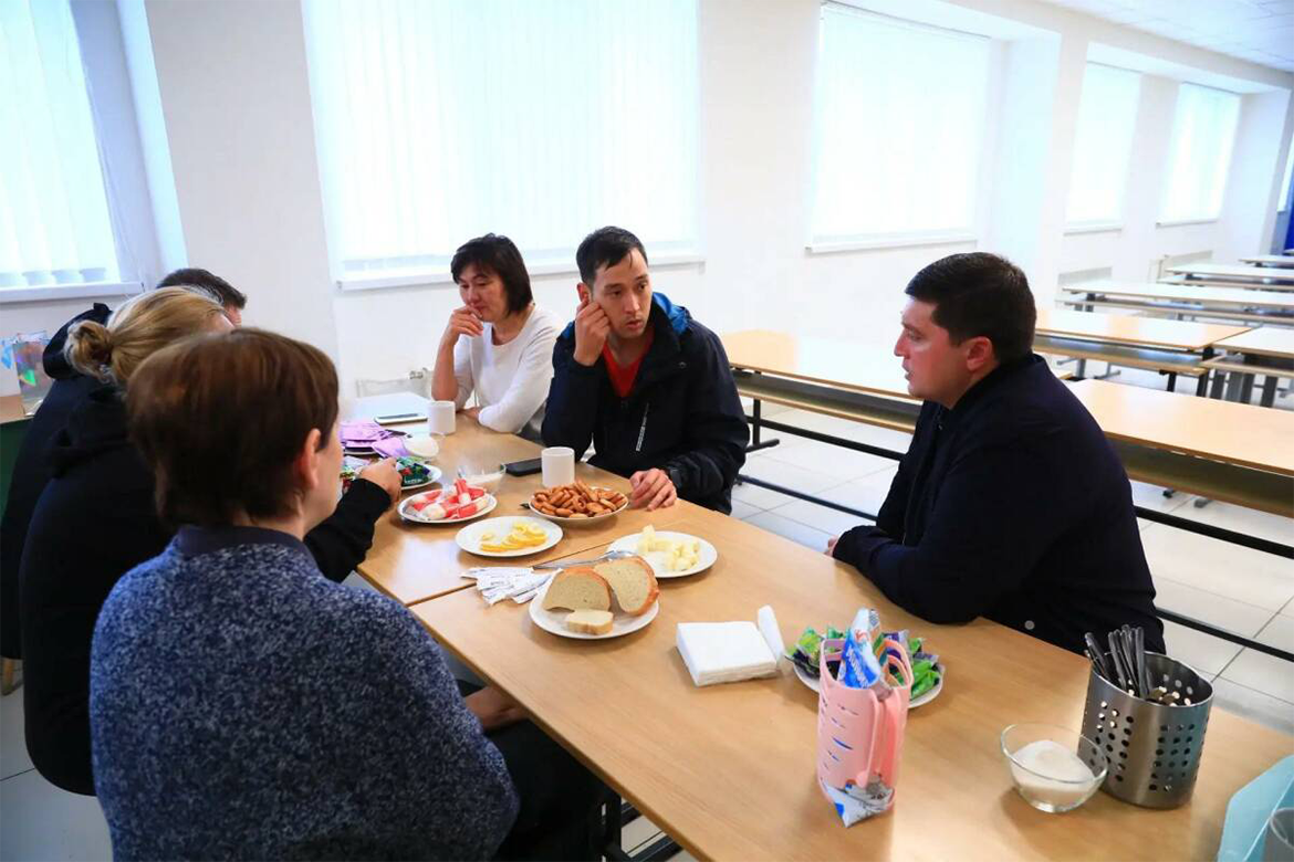 Атаки дронов стали тяжелым испытанием для Нижнекамска, но одновременно показали, насколько жители города готовы поддерживать друг друга. После ударов люди выводили соседей из домов, помогали пожилым и семьям с детьми, приносили еду и одеяла. «Татар-информ» рассказывает о нижнекамцах, которые в трудные часы оказались рядом с теми, кому нужна помощь.
