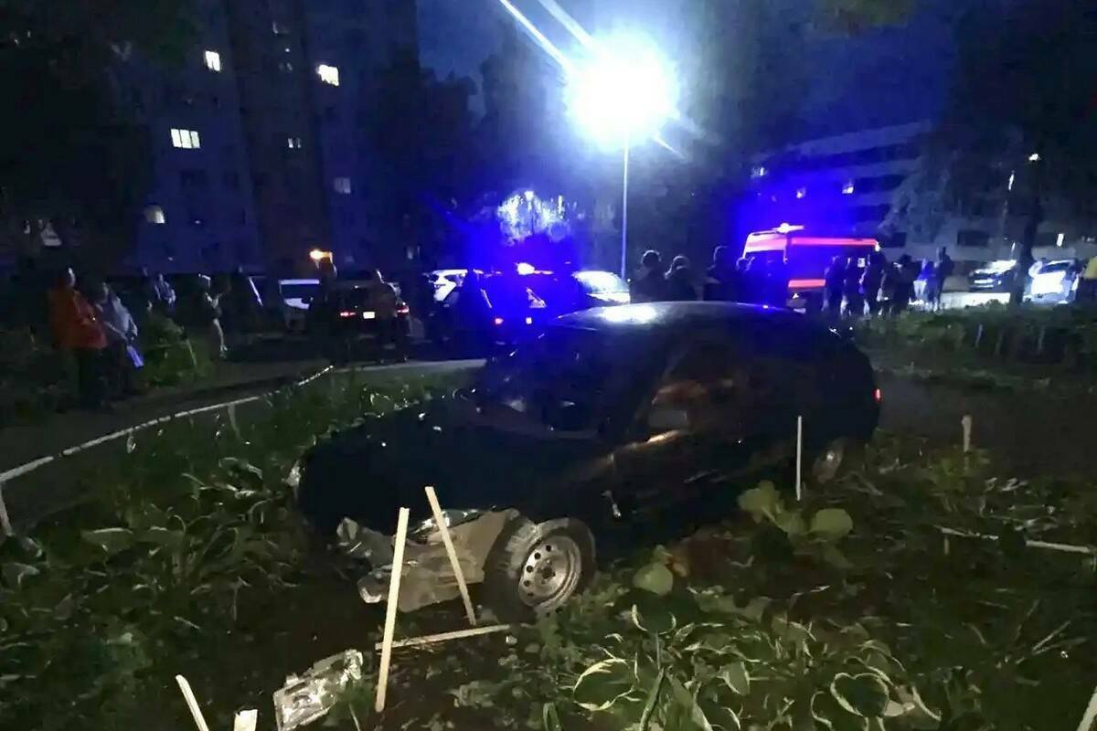 Видео: Подросток на «Ладе» влетел в женщину на тротуаре во дворе в Челнах