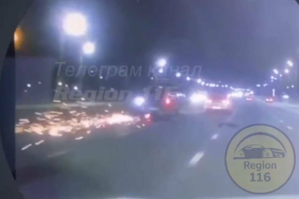 Момент ДТП с девушкой на мотоцикле у «Ак Барс Арены» попал на видео