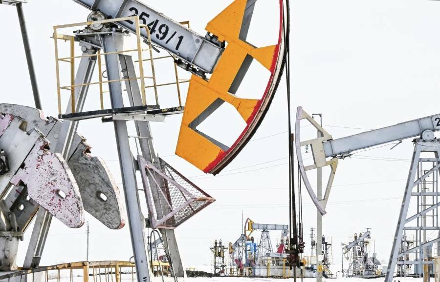 Российская нефть Urals на пике подорожала до $121 за баррель и на отдельных ценовых индикаторах впервые превысила по стоимости эталонную Brent. Что привело к резкому росту котировок, как долго он может продлиться и отразится ли на российских потребителях и доходах бюджета, «Татар-информу» объяснили эксперты.