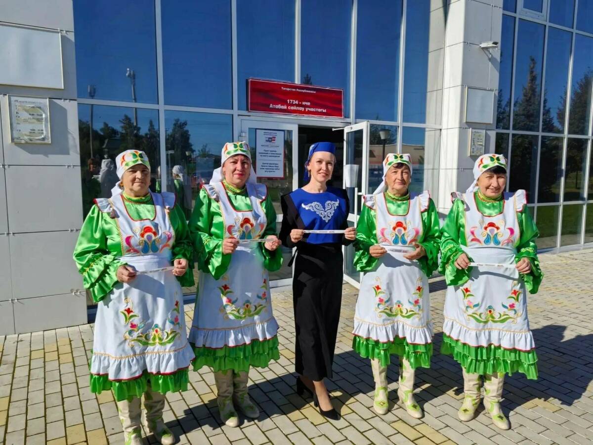 В селе Атабаево у избирательного участка выступил ансамбль «Бибинур»