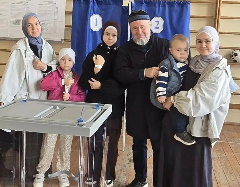 Имам-мухтасиб Нижнекамска пришел на выборы вместе с семьей