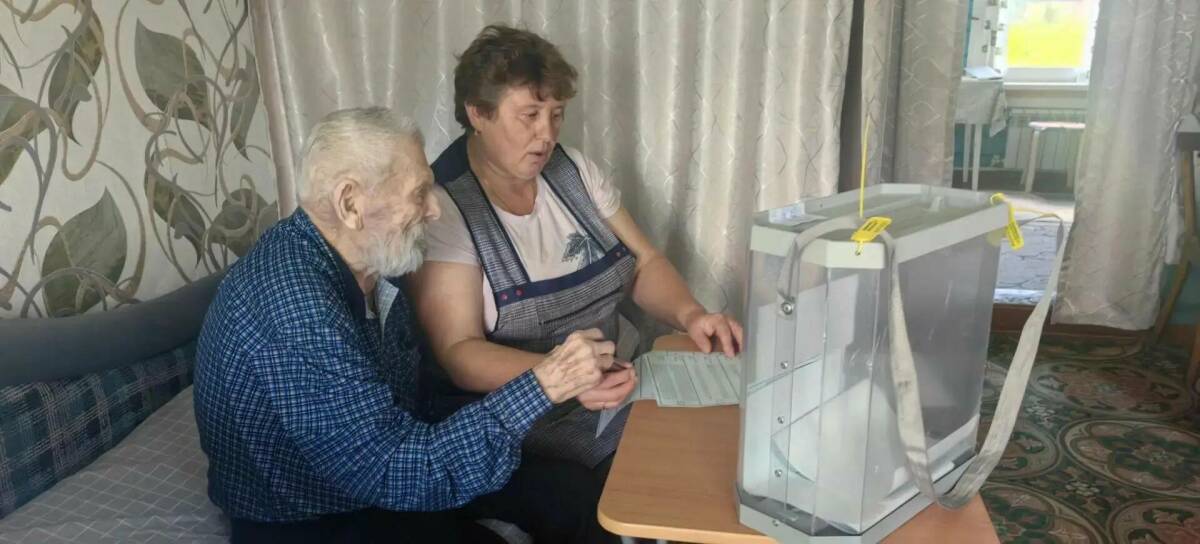 В Камско-Устьинском районе РТ столетний участник войны проголосовал на дому