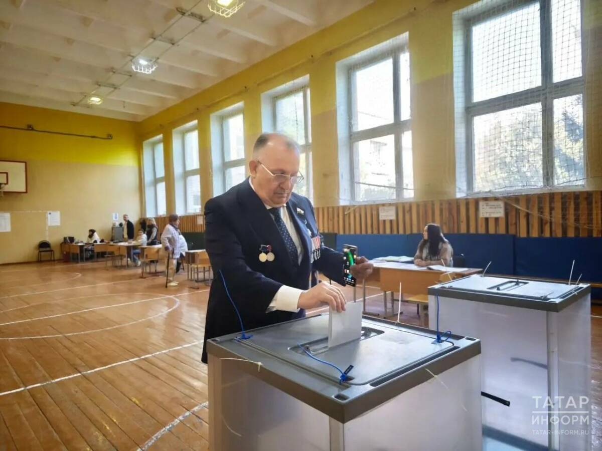 «Нельзя оставаться в стороне»: Альфред Валиев проголосовал на выборах в Госдуму