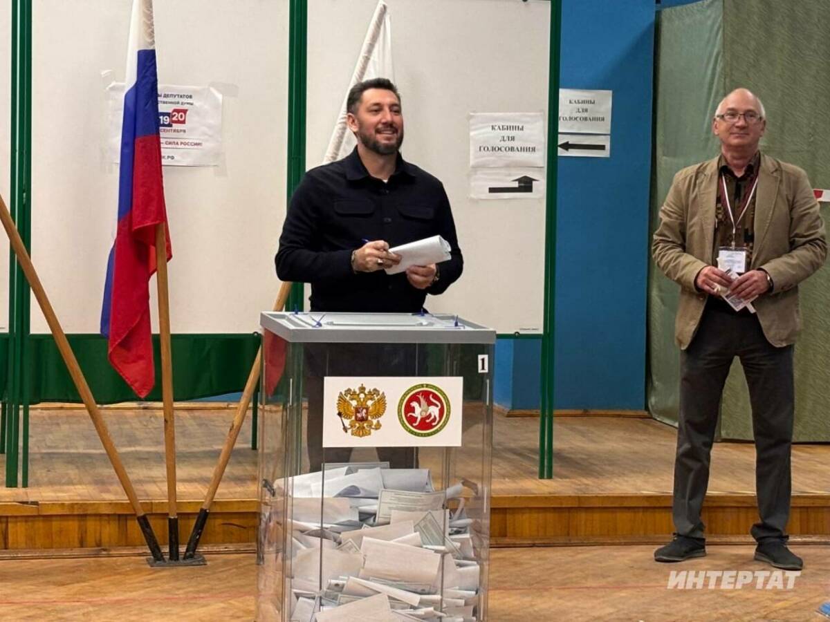 Фирдус Тямаев пришел на избирательный участок с сыновьями