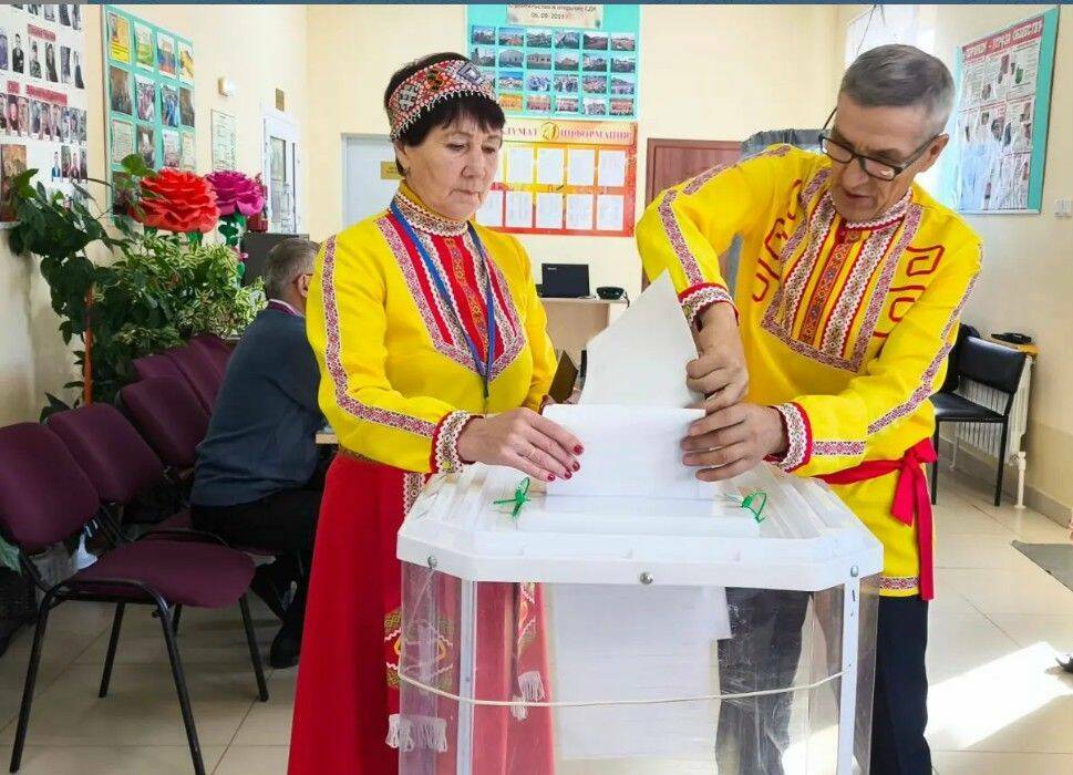 Супруги Петровы из Буинского района пришли на выборы в национальных костюмах