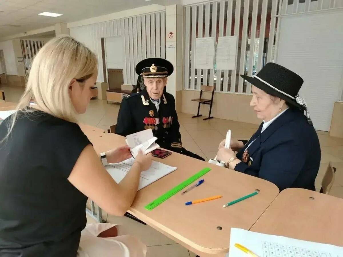 В Челнах отставной каперанг пришел на выборы в парадном кителе