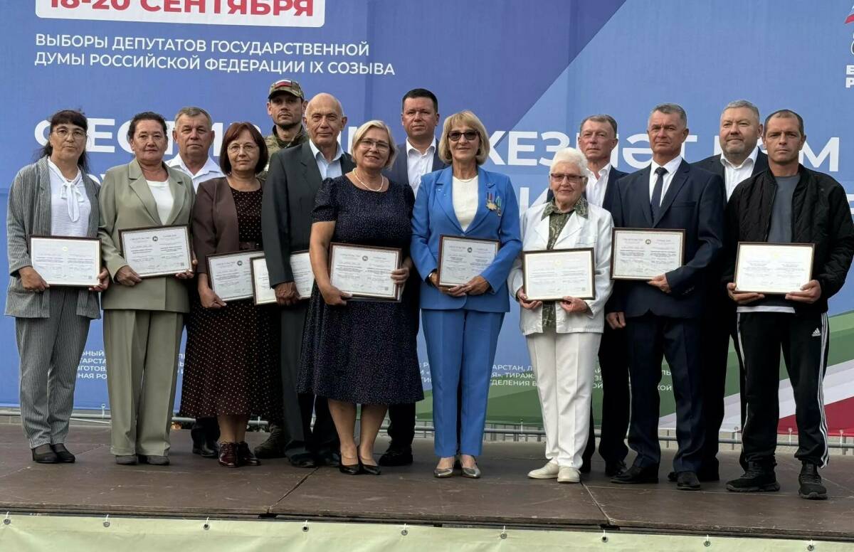 В Верхнеуслонском районе 11 жителей получили свидетельства с Доски почета РТ