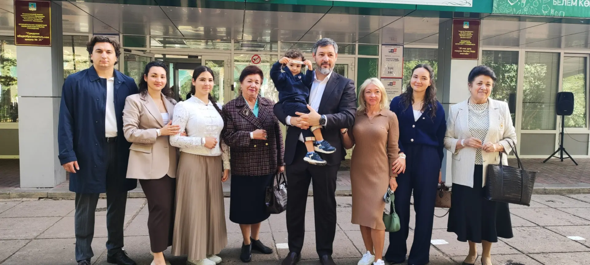 Коробченко вместе с семьей проголосовал на выборах в Госдуму в родной школе