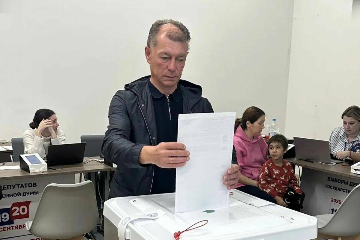 Максим Топилин проголосовал на выборах в Госдуму вместе с семьей
