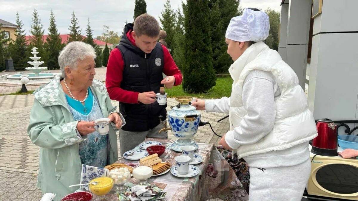 В Апастово в третий день выборов избирателей встречают песнями и блинами