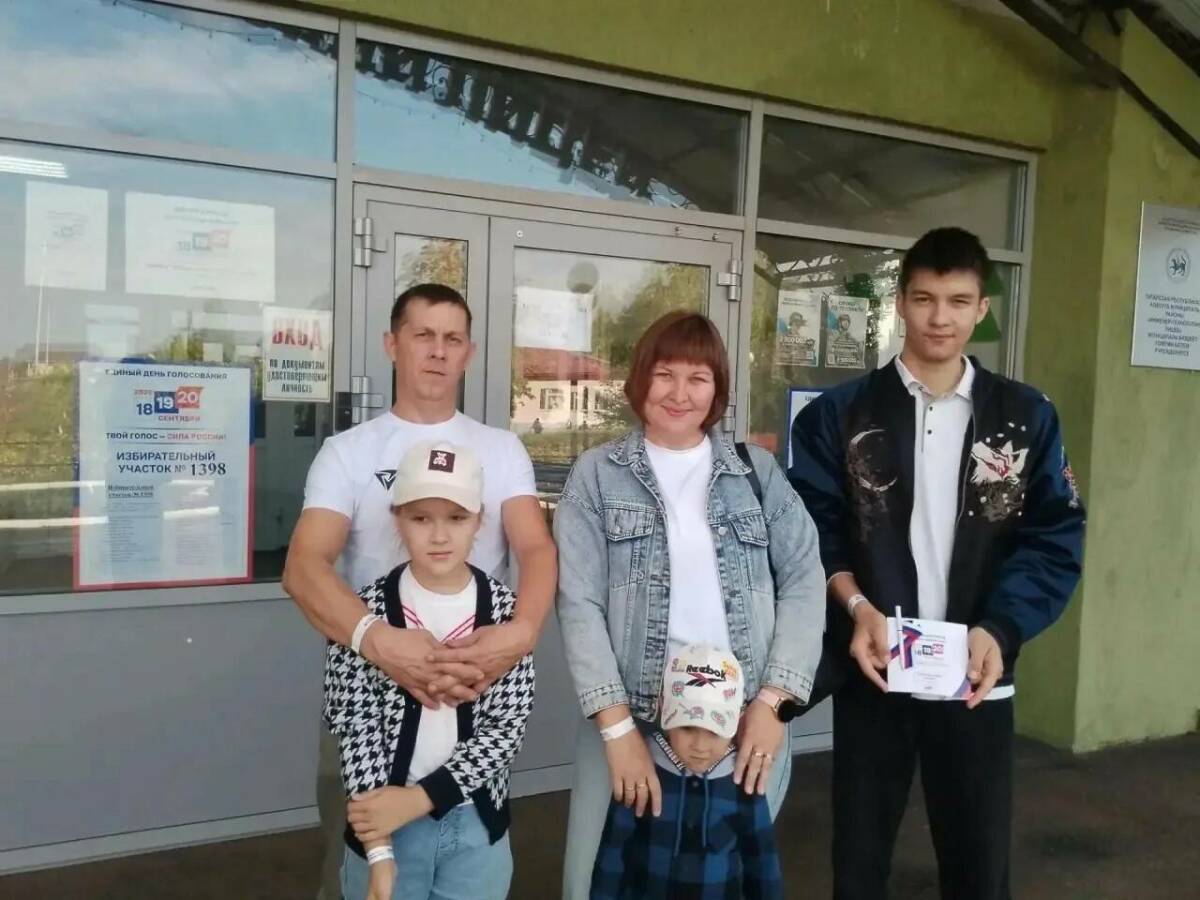 Многодетная семья Медведевых пришла на выборы в Елабуге в полном составе