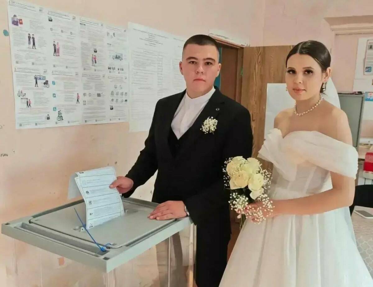 Молодожены проголосовали в день свадьбы в Апастово