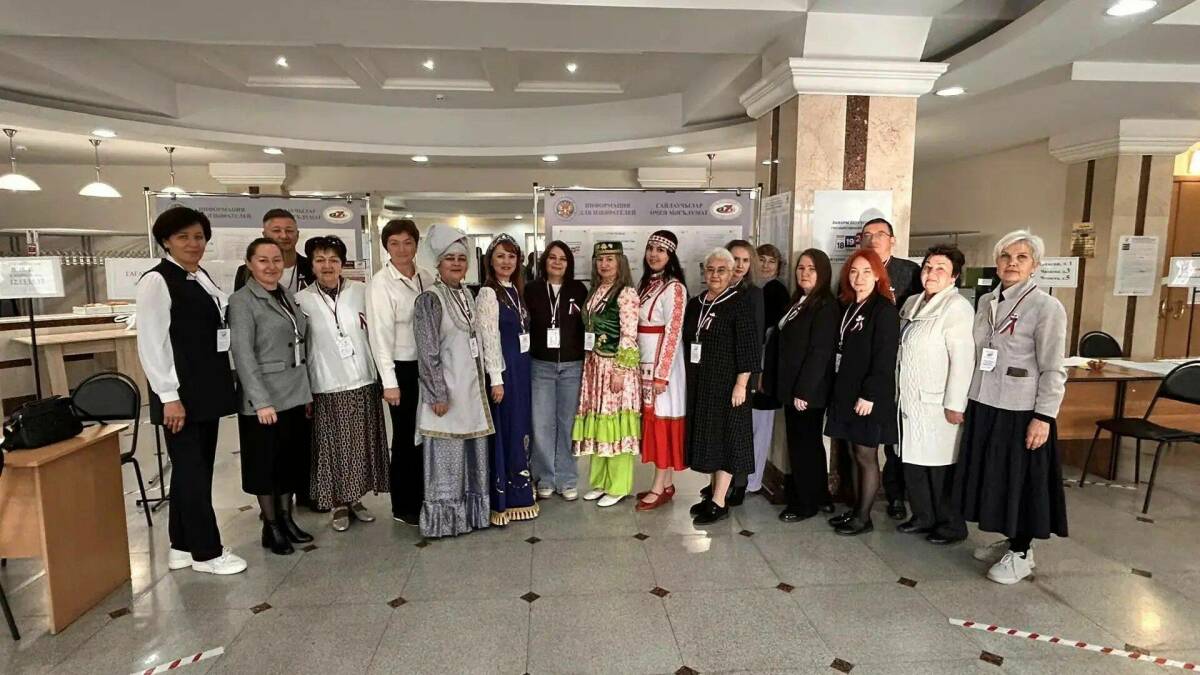 В Агрызе избирателей встречают народными песнями под гармонь
