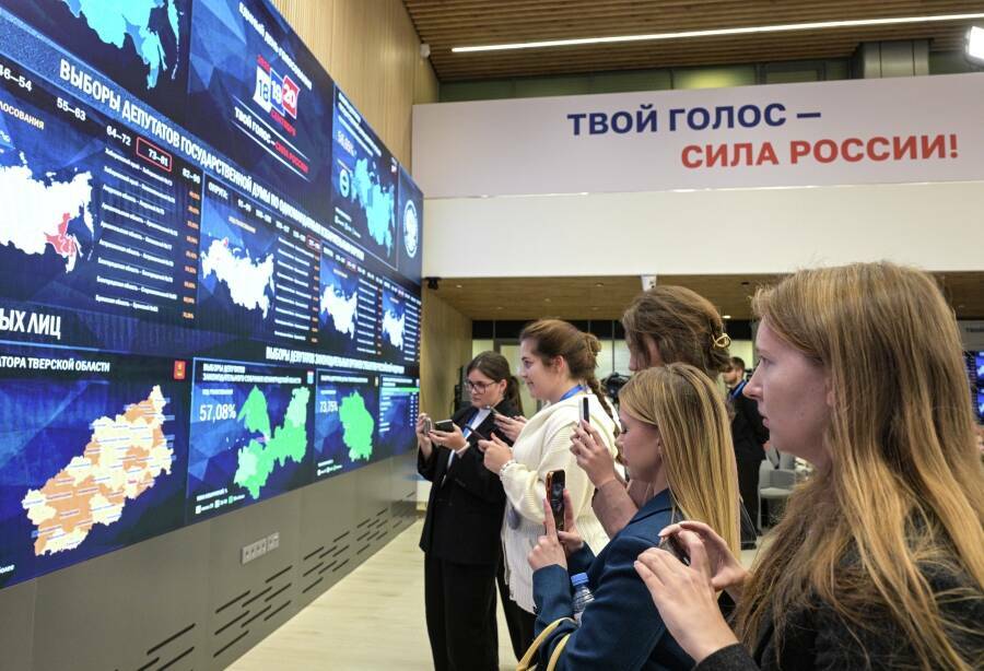 Завершилось трехдневное голосование на выборах в Госдуму девятого созыва. В нее изберут 450 депутатов: по 225 по партийным спискам и одномандатным округам. Первые итоги, отличия от прошлых думских кампаний и причины предсказуемой сокрушительной победы «Единой России» – в материале обозревателя Альберта Бикбова.