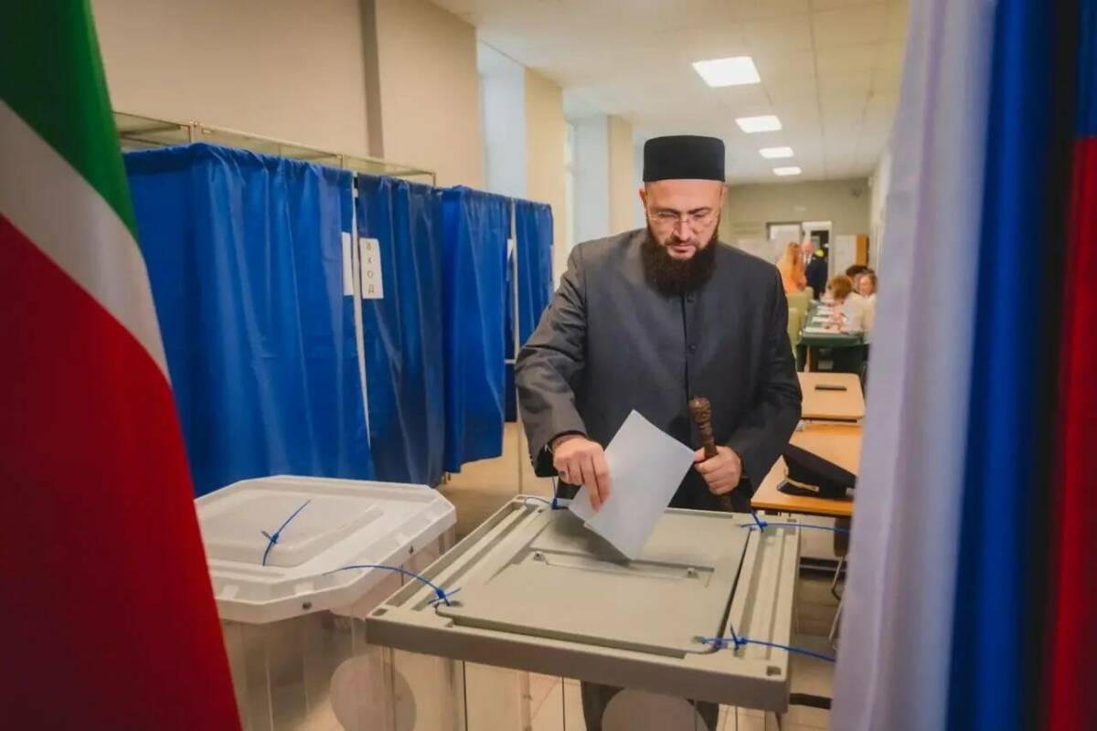 Муфтий Татарстана вместе с супругой проголосовал на выборах