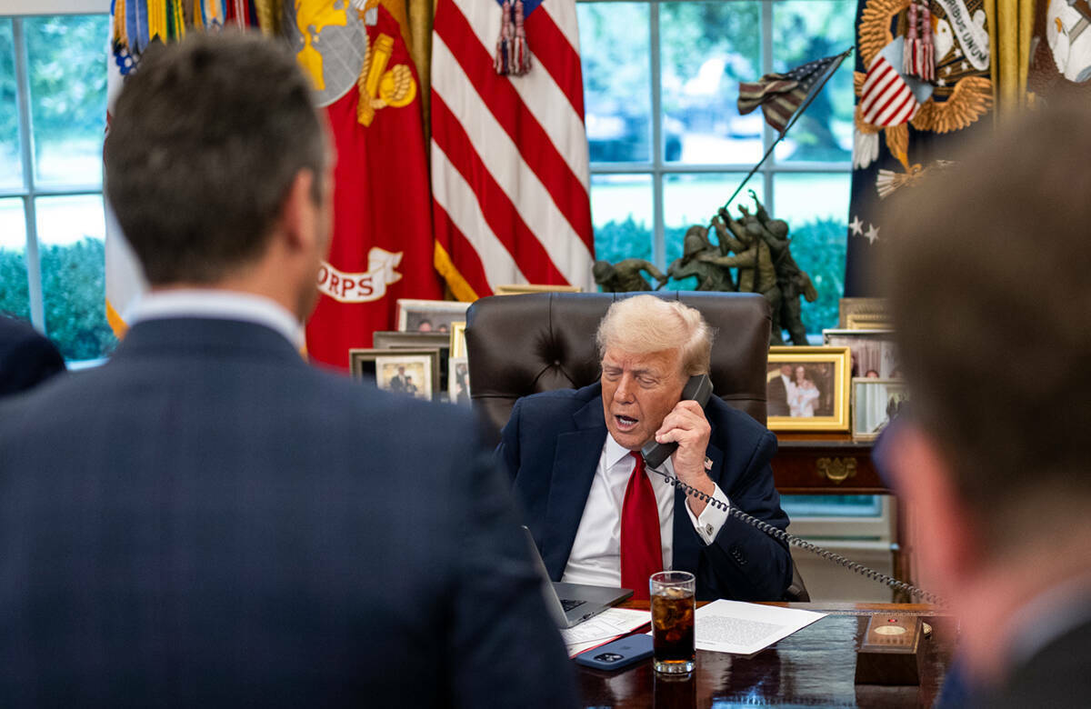 Axios: Трамп призвал Зеленского прекратить удары по российским НПЗ