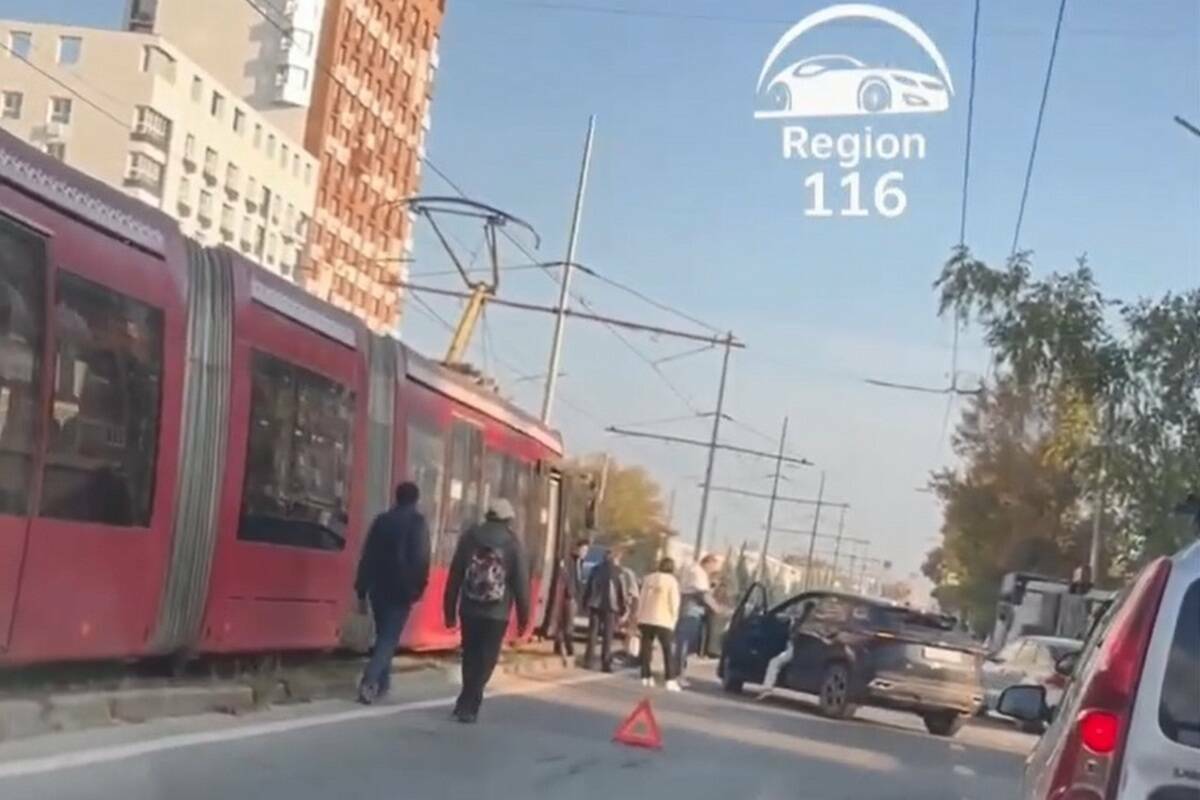 Трамваи встали на Авангардной в Казани из-за ДТП