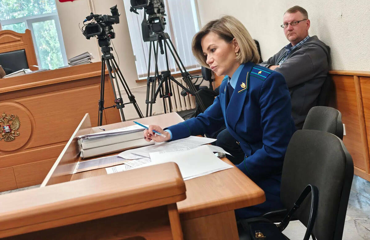 Надзорное ведомство требует обратить в доход государства имущество экс-начальника отдела содержания ливневой канализации исполкома Казани Александра Голякова и членов его семьи. Речь идет о 28 объектах недвижимости, которые были оформлены на мать, брата и экс гражданскую супругу Голякова. О деталях исковых требований – в репортаже «Татар-информа».