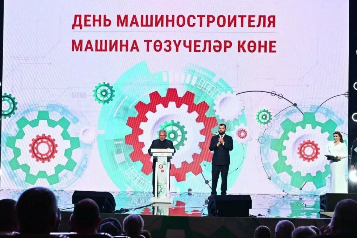 Минниханов в Челнах поздравил машиностроителей с профессиональным праздником
