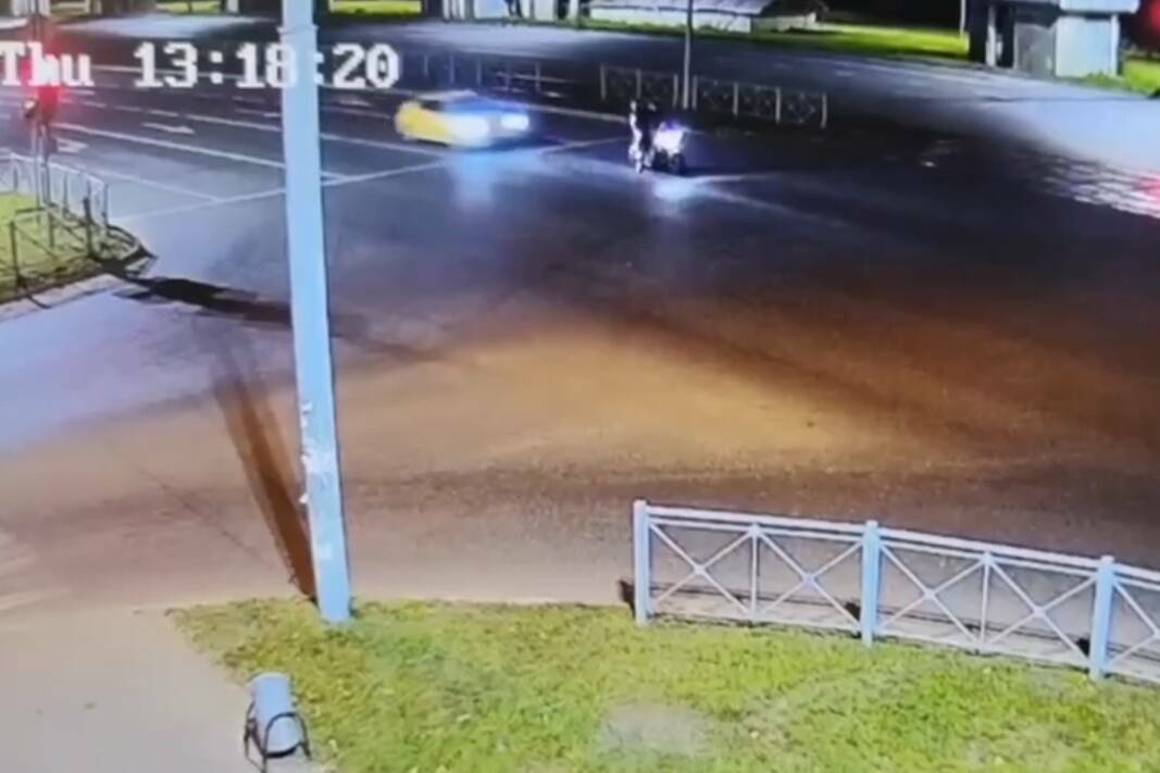 Видео: Водитель легковушки протаранил двоих на мотоцикле в Казани