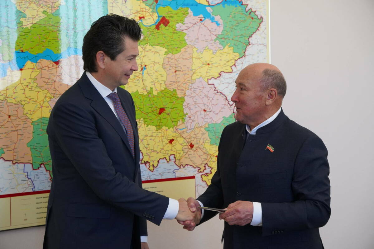 Марат Ахметов вручил удостоверение депутата Госсовета Фариду Абдулганиеву