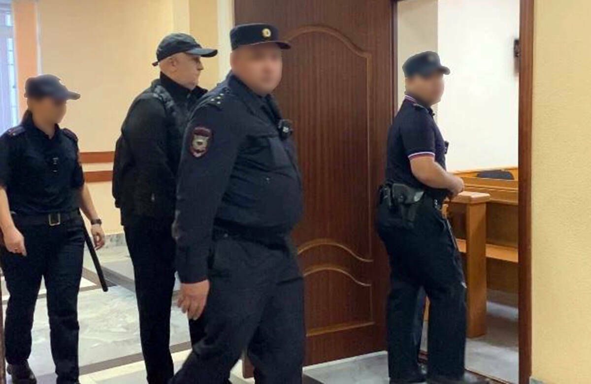 Череда судебных процессов над участниками ОПГ «Курицинские» продолжается. Ранее суд присяжных их оправдал, а Верховный суд РТ этот приговор отменил. Теперь они снова предстали перед правосудием, правда, только двое из пяти оправданных. Их снова обвиняют в жестоких убийствах, а они снова уверяют, что ни в чем не виноваты.