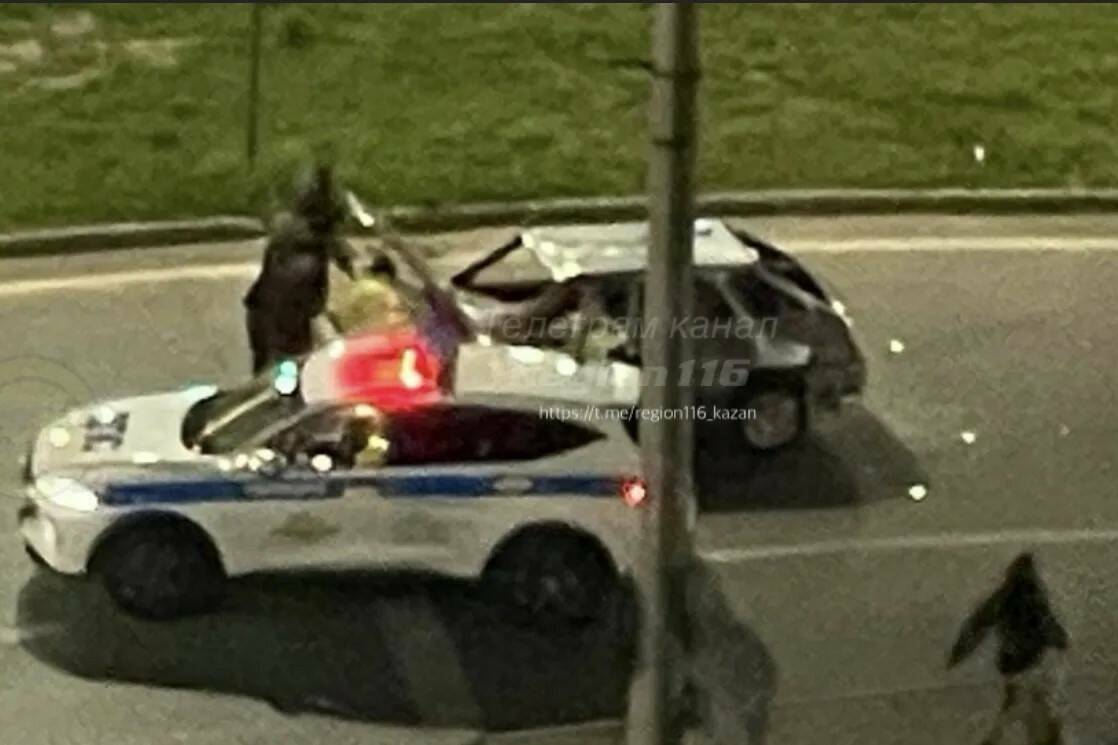 Пьяный парень разгромил свою «Ладу» на глазах у полицейских в Казани