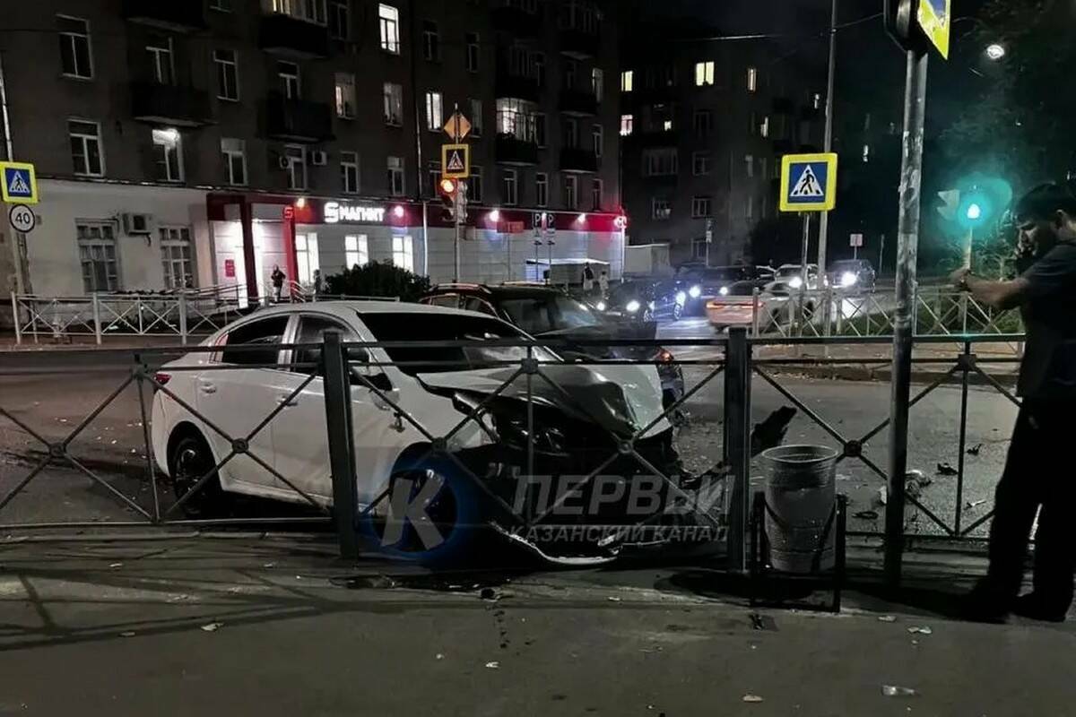 В Казани погиб пассажир легковушки, влетевшей в фуру на автобусной полосе