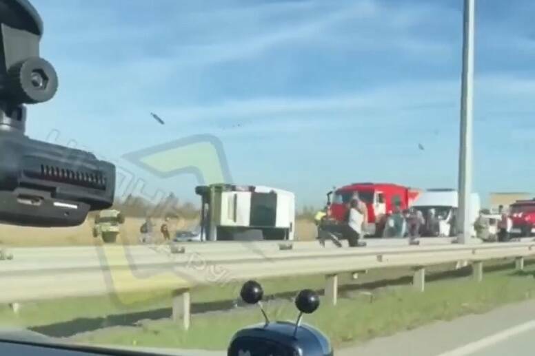 Автобус с пассажирами опрокинулся набок из-за ДТП на трассе в Татарстане