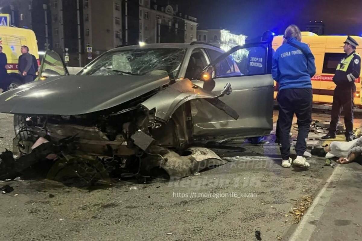 Voyah Free влетел в бетонное ограждение в центре Казани, четверо пострадавших 