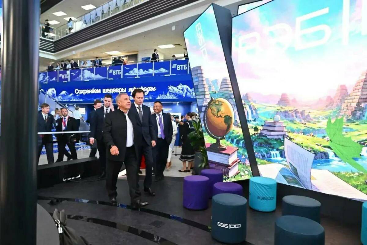 Минниханов посетил выставку Восточного экономического форума