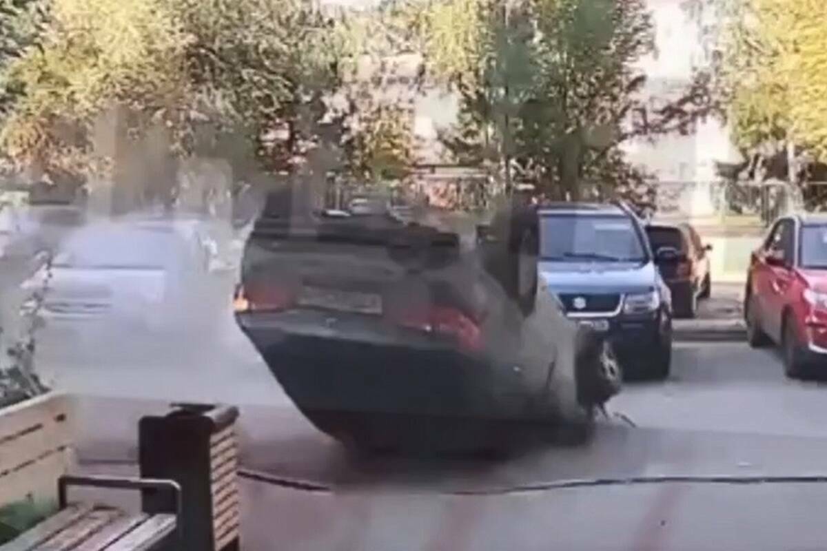 Момент ДТП с перевернувшейся KIA в казанском дворе попал на видео